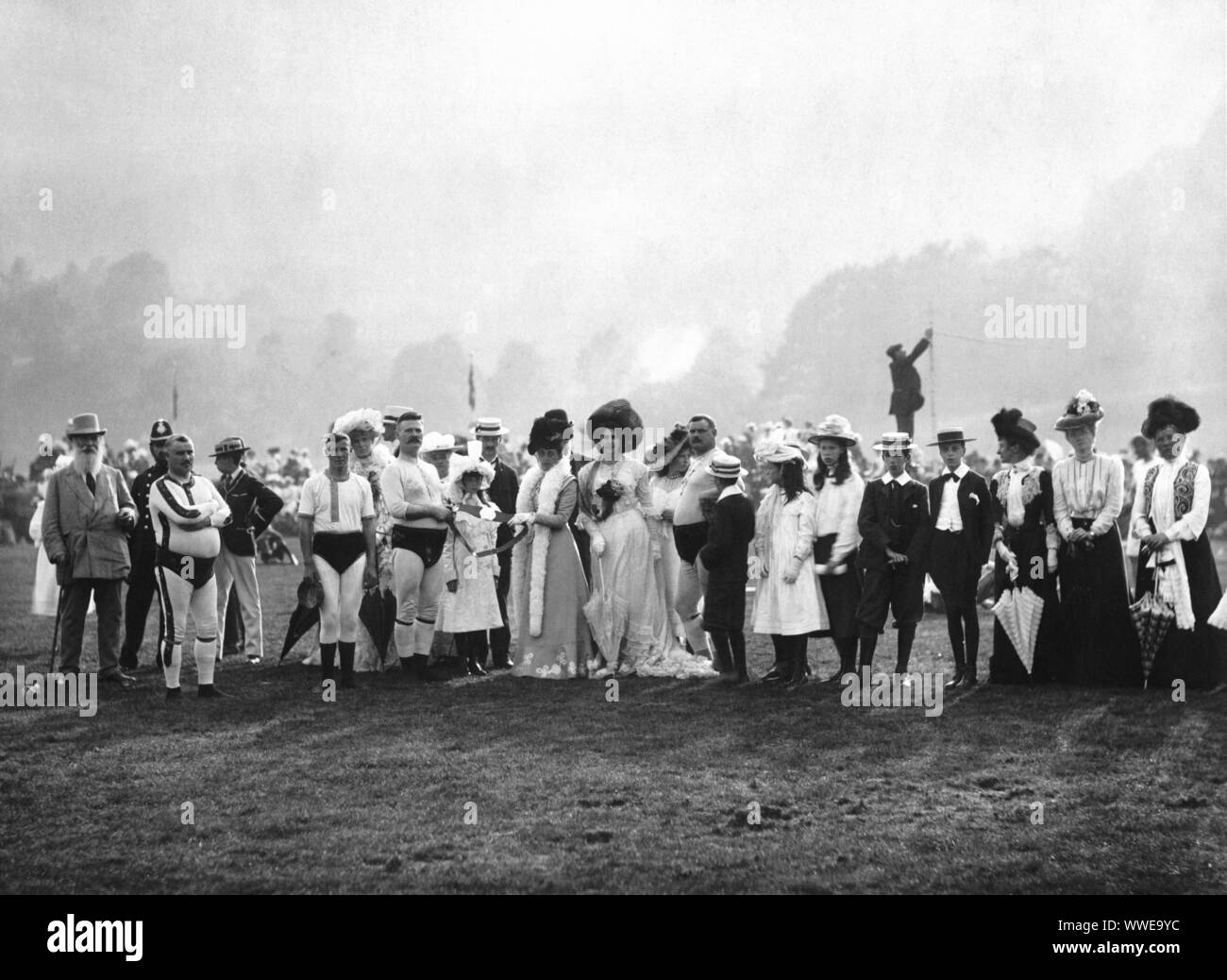 AJAXNETPHOTO. 1900-1910 (circa). GRASMERE, Inghilterra. (Può essere altra posizione, ma vedere sotto.) - campione di wrestling PRESENTATO CON CINGHIA - MEMBRI DI CIÒ CHE È PENSATO PER ESSERE IL CUMBERLAND E WESTMORLAND Associazione lottatori di rappresentare per la telecamera durante la cinghia del campionato evento di presentazione. PHOTOGRAPHERWHO HA PRESO LA PHOT ERA BASATA IN AMBLESIDE, non lontano da GRASMERE. fotografo:C.G.MASON © IMMAGINE DIGITALE COPYRIGHT VINTAGE AJAX Picture Library Fonte: AJAX FOTO VINTAGE COLLEZIONE REF:()AVL PEO GROUP 1900 10 Foto Stock