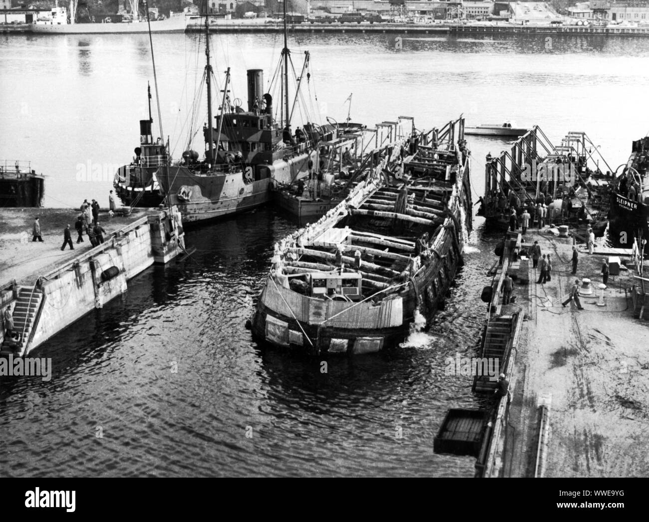 AJAXNETPHOTO. Aprile, 1961. Stoccolma, Svezia. - Antica nave da guerra SALVAGE - LA WASA (VASA), ammiraglia del Re Gustavo Adolfo che affondò al di fuori del porto di Stoccolma nel 1628, recuperato dopo una massiccia operazione di soccorso nelle gelide acque del porto cittadino, immettendo il GUSTAV V DRY-DOCK sul BECKHOLMEN. Foto: Museo marittimo e la nave da guerra WASA/AJAX REF: WASA 1961 01 Foto Stock