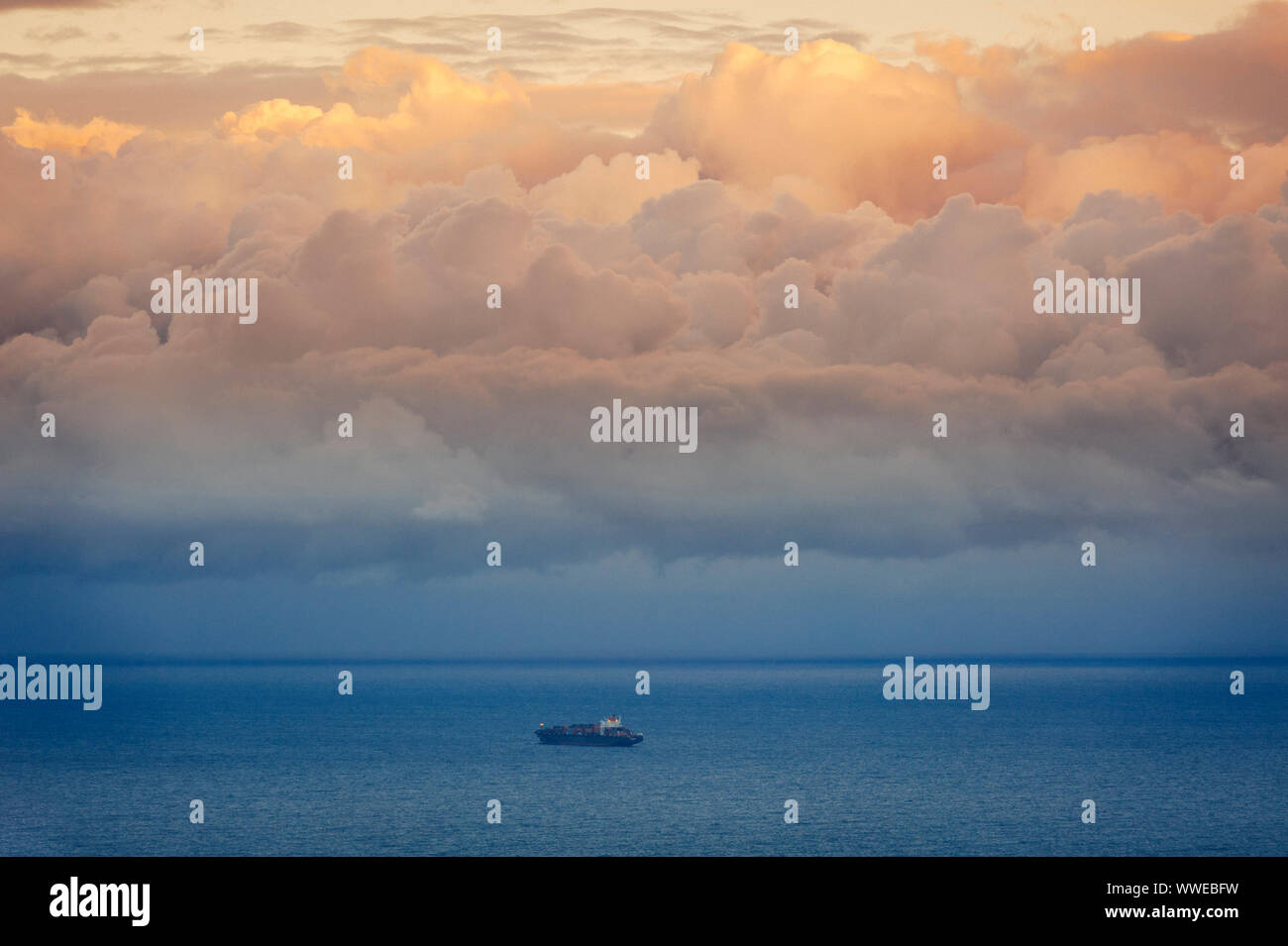 Mar Ligure. Dark storm nuvoloso con luce solare streamer in mare blu alla sera. Foto Stock