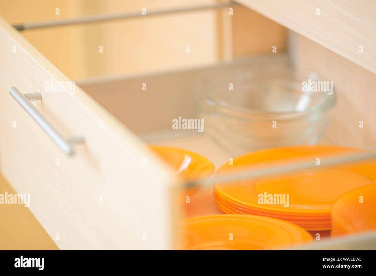 Vista laterale di arancio e contenitori in vetro in cucina in legno cassetti Foto Stock