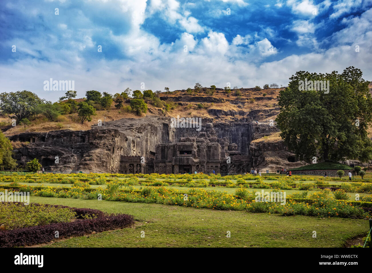 Kailash tempio di Ellora. Vista generale del tempio dell'entrata. Il Kailash tempio è un standalone, multi-storeyed complesso del tempio Foto Stock