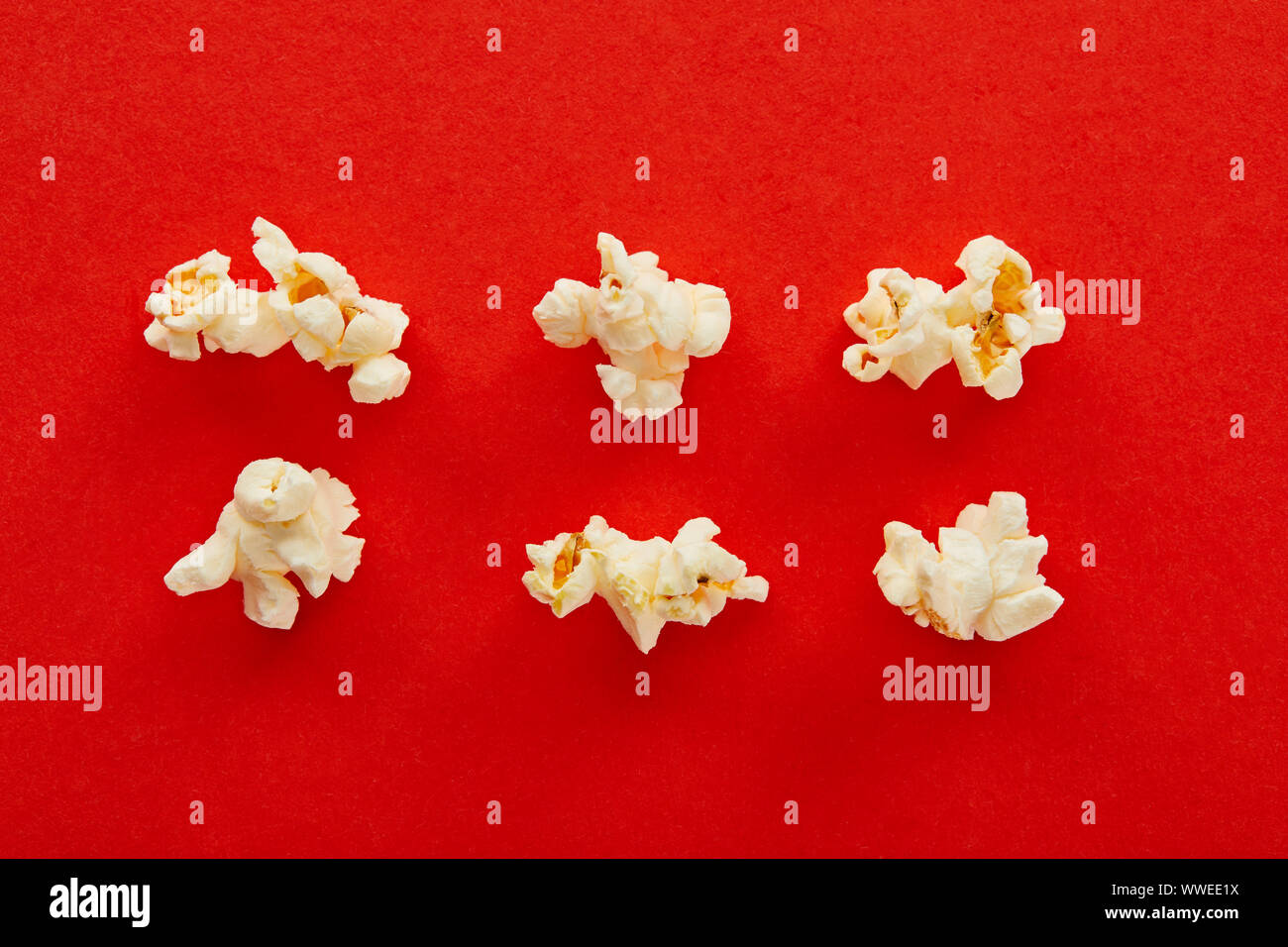 Piatto con laici popcorn dolce su sfondo rosso Foto Stock