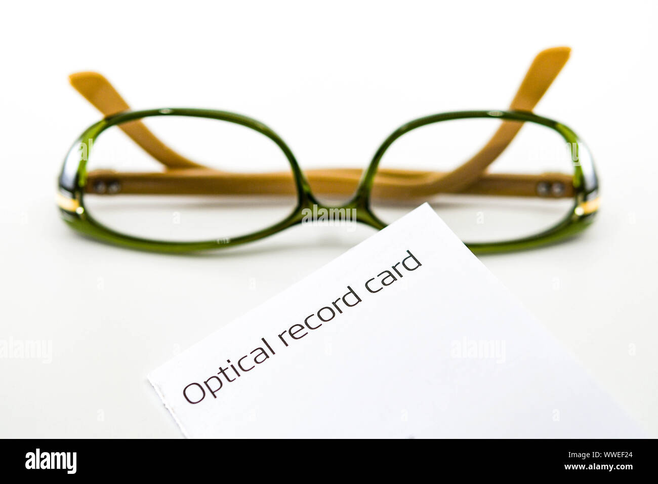 Registrazione ottica card con un paio di occhiali da donna sfocati sullo sfondo isolata contro uno sfondo bianco Foto Stock