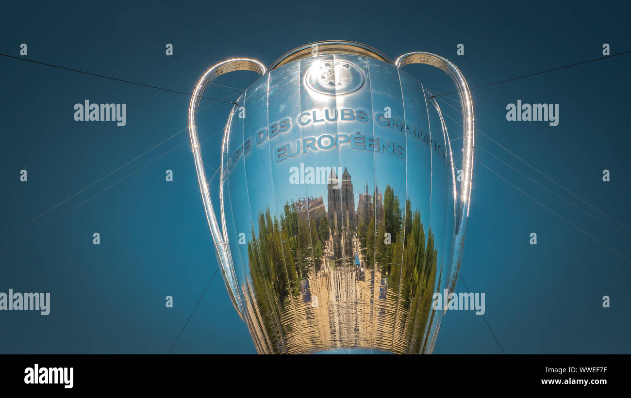 Una grande installazione del campionato UEFA campionato trofeo è situato di fronte al Palazzo Reale in Piazza Oriente downtown Madrid, Spagna Foto Stock