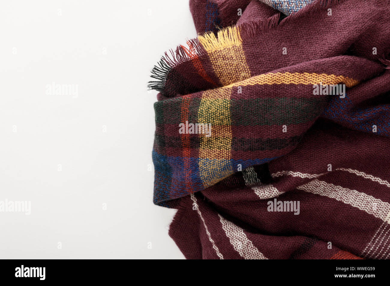 Vista superiore della Borgogna plaid di lana sciarpa su sfondo bianco Foto Stock