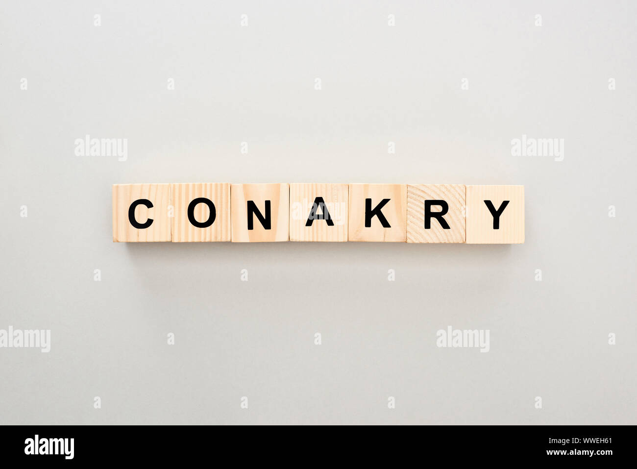 Vista superiore dei blocchi di legno con Conakry scritte su sfondo grigio Foto Stock