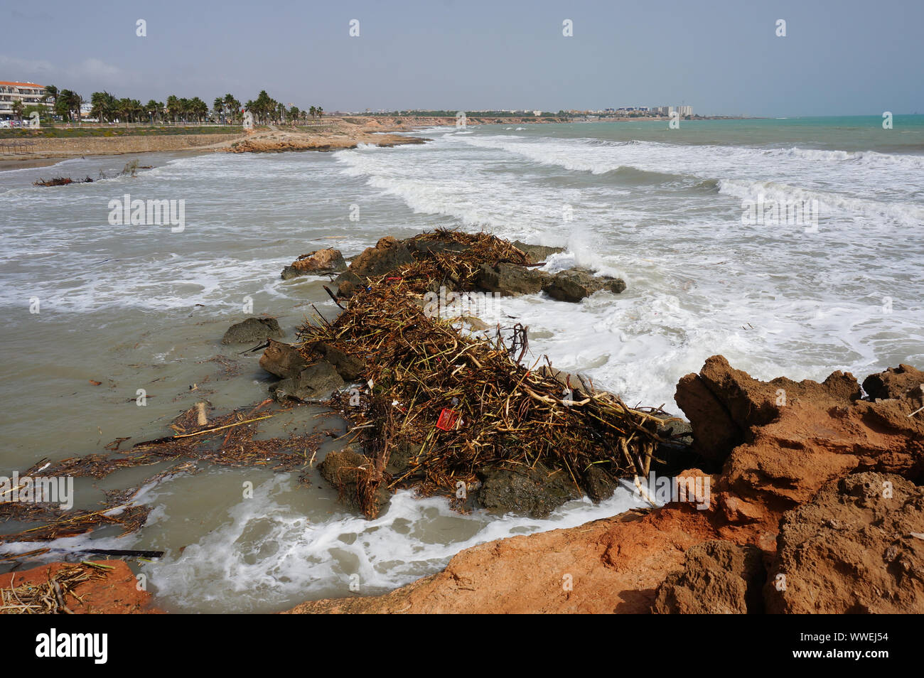 Orihuela Costa, Alicante, Spagna - 15 Settembre 2019: Playa Flamenca beach dopo la tempesta di emergenza Foto Stock