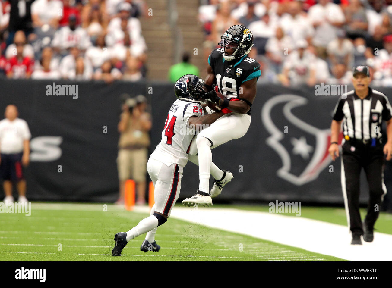 Houston, Texas, Stati Uniti d'America. Xv Sep, 2019. Jacksonville Jaguars wide receiver Chris Conley (18) salta per effettuare un fermo mentre Houston Texans cornerback Johnathan Joseph (24) difende durante il quarto trimestre di NFL stagione regolare il gioco tra la Houston Texans e Jacksonville Jaguars a NRG Stadium di Houston, TX, il 15 settembre 2019. Credito: Erik Williams/ZUMA filo/Alamy Live News Foto Stock