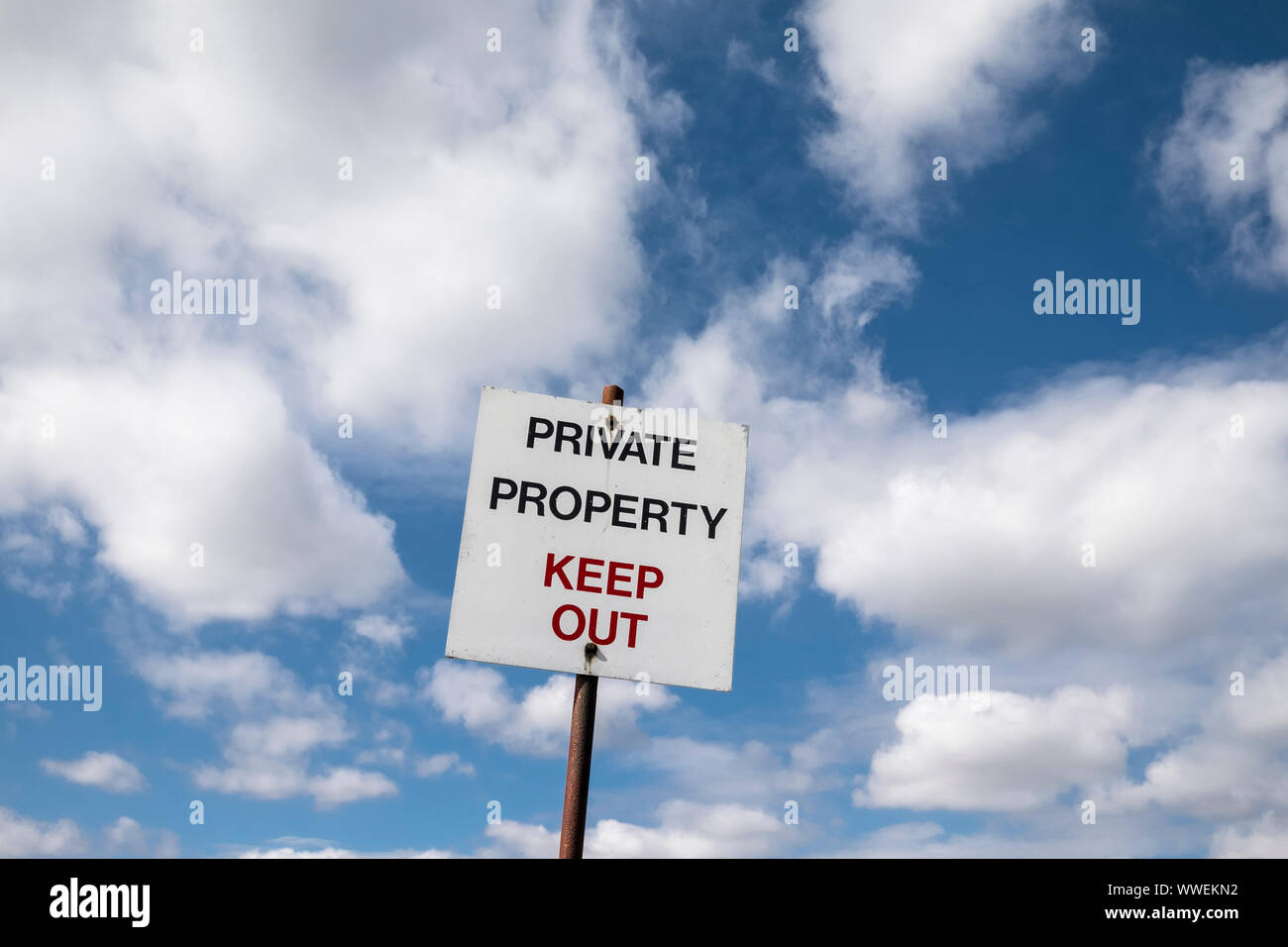 La proprietà privata, tenere fuori segno. Suffolk, Regno Unito. Foto Stock