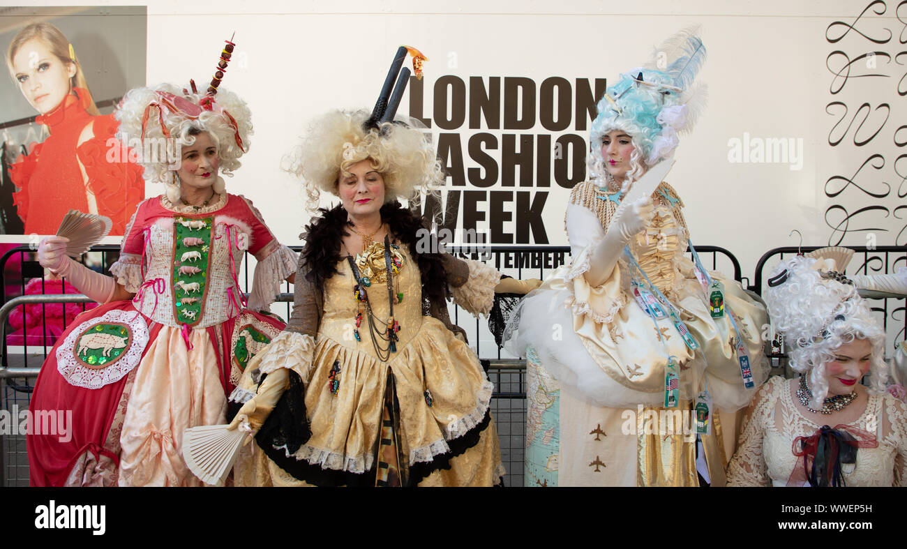 Londra, Regno Unito. Il 15 settembre 2019. Estinzione della ribellione manifestanti da Bristol staging una dimostrazione presso la London Fashion Week evidenziando le loro preoccupazioni per l'ambiente, vestito in vecchio stile parrucche e costumi con messaggi visivi. Credito: Joe Kuis / Alamy News Foto Stock