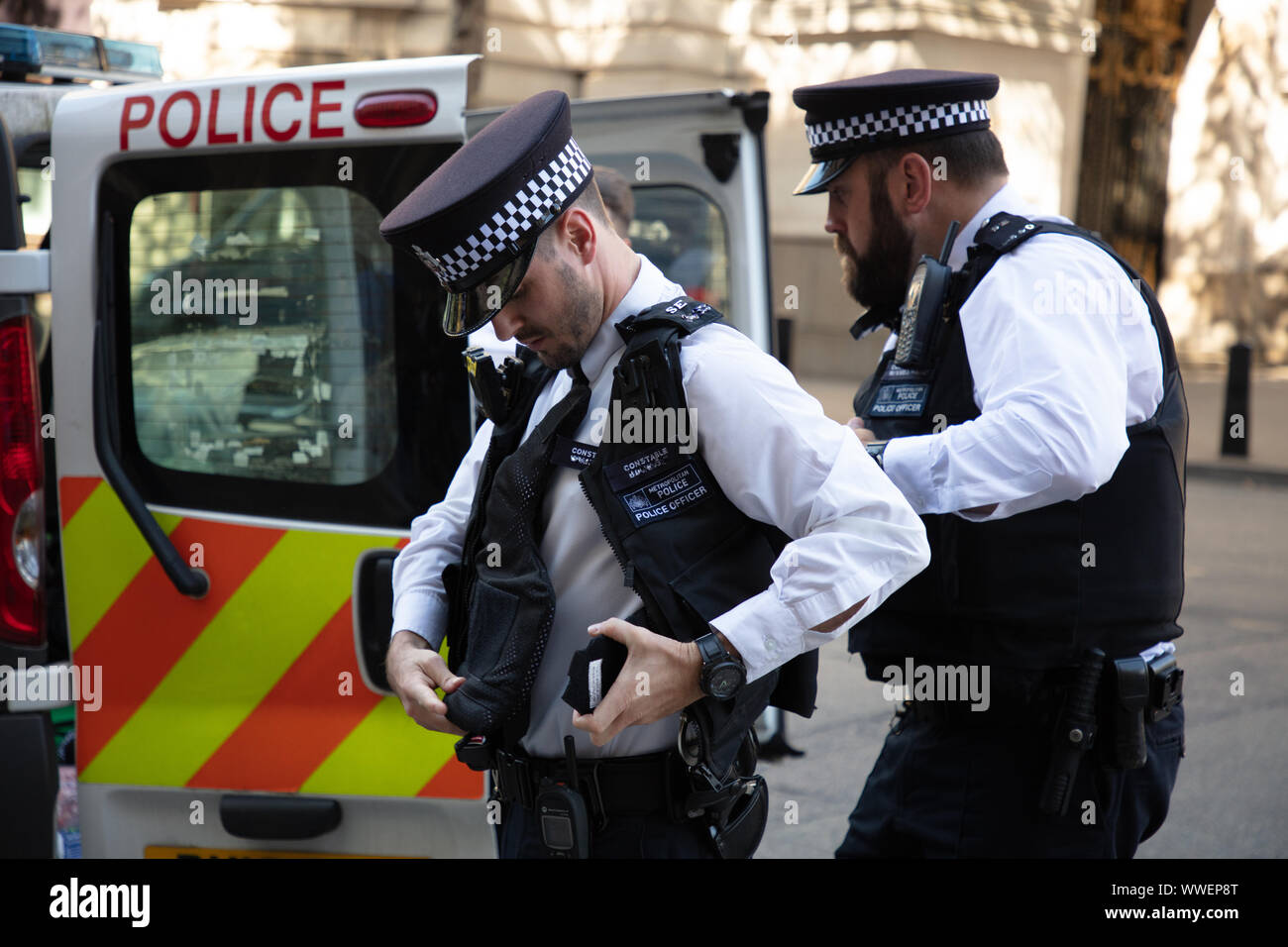 Londra, Regno Unito. 15th settembre 2019. Gli ufficiali di polizia metropolitani si preparano per il servizio sulla strada di Londra. . Credit: Joe Kuis / Alamy News Foto Stock