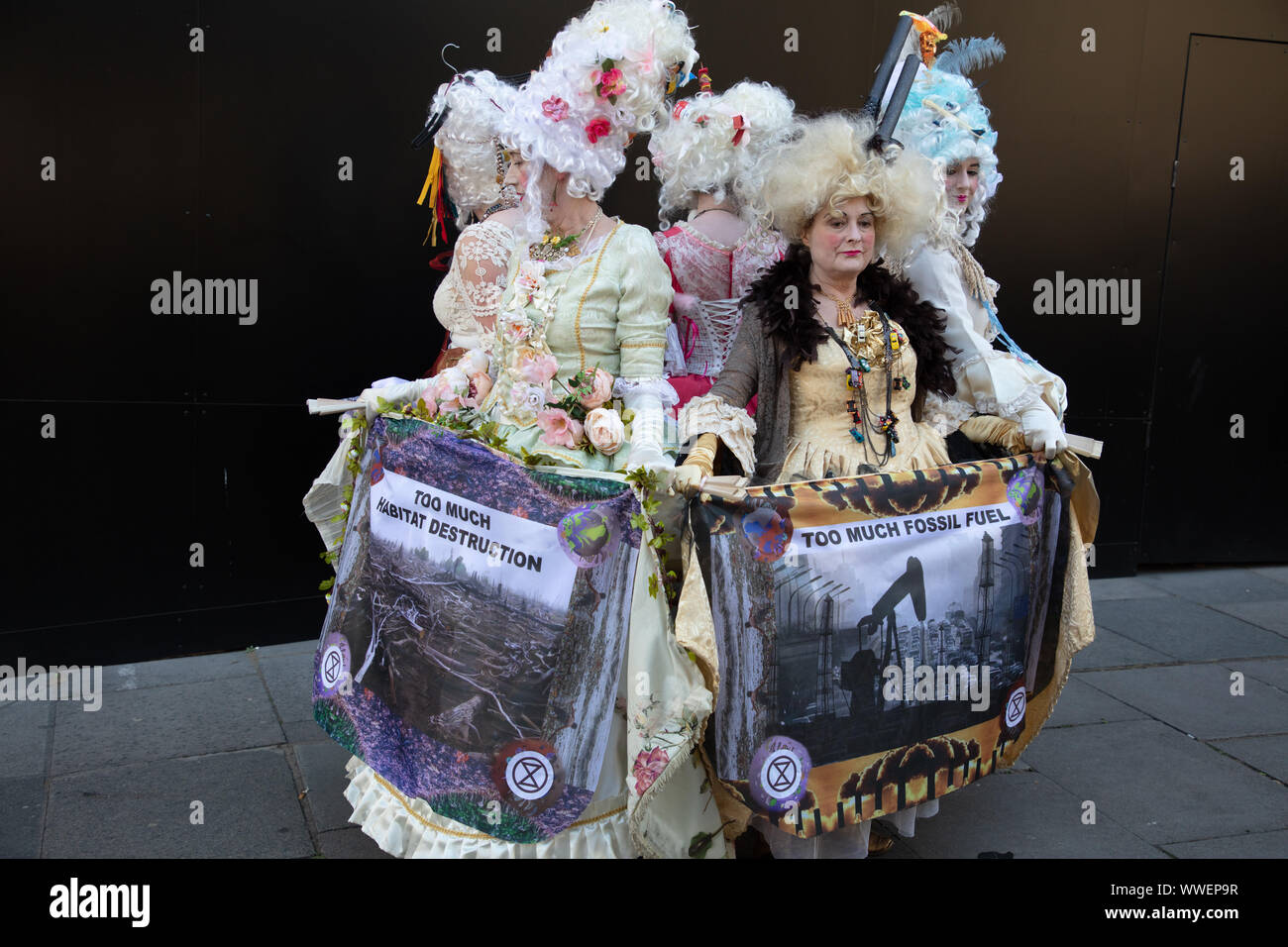 Londra, Regno Unito. Il 15 settembre 2019. Estinzione della ribellione manifestanti da Bristol staging una dimostrazione presso la London Fashion Week evidenziando le loro preoccupazioni per l'ambiente, vestito in vecchio stile parrucche e costumi con messaggi visivi. Credito: Joe Kuis / Alamy News Foto Stock