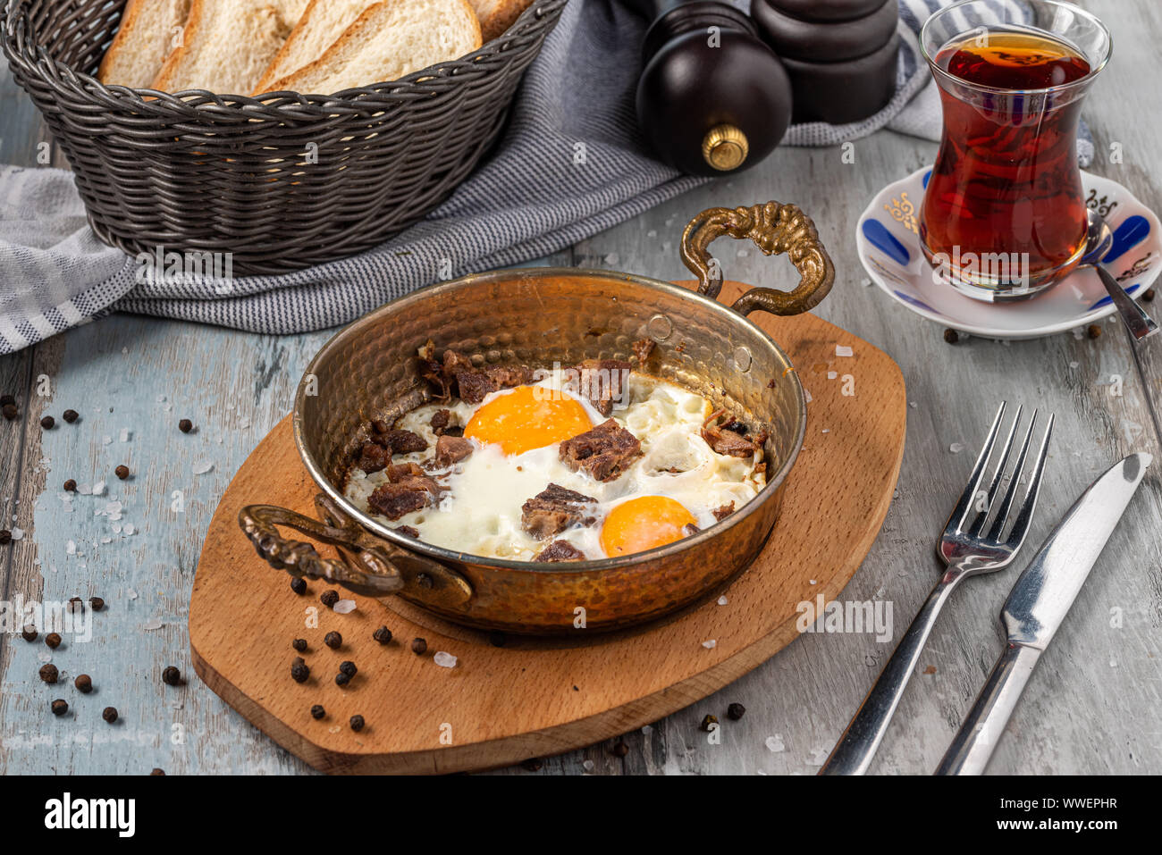 Bagno turco uova strapazzate con arrosti di carne in padella di rame Foto Stock