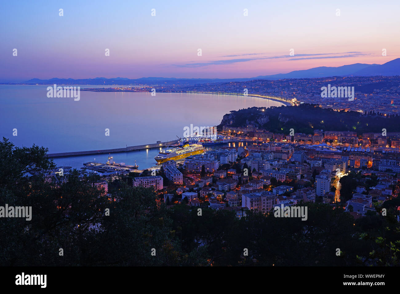 Nizza, Francia -16 APR 2018- vista al tramonto di una nave traghetto da Corsica Sardinia Ferries nel porto di Nizza e dalla Promenade des Anglais waterfront su th Foto Stock