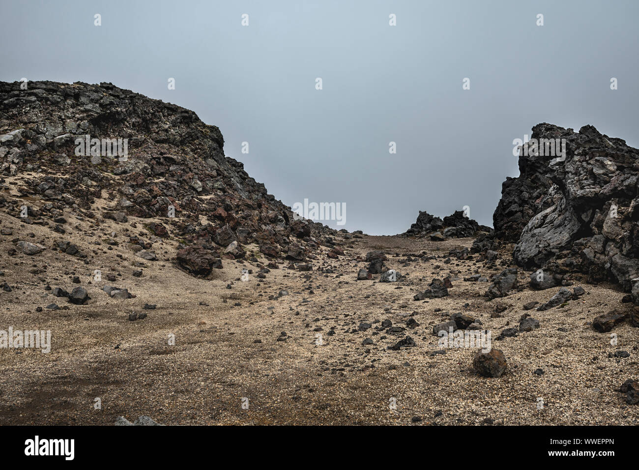 Montagna Snaefellsjokull raffigurante un mondo alieno al l'occhio cupo e senza ghiaccio del ghiacciaio che copre più Foto Stock