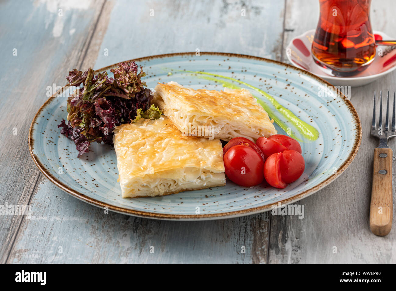 Bagno turco su boregi, turco tradizionale filo ripiene di formaggio di pasta alimentare di pasticceria Foto Stock