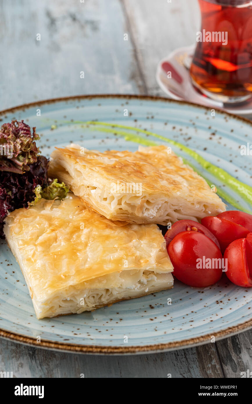 Bagno turco su boregi, turco tradizionale filo ripiene di formaggio di pasta alimentare di pasticceria Foto Stock