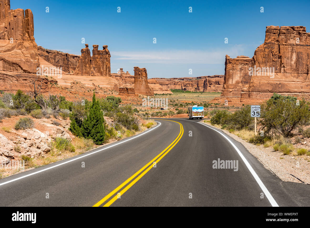 La strada attraverso il Parco Nazionale di Arches, Utah, Stati Uniti d'America Foto Stock
