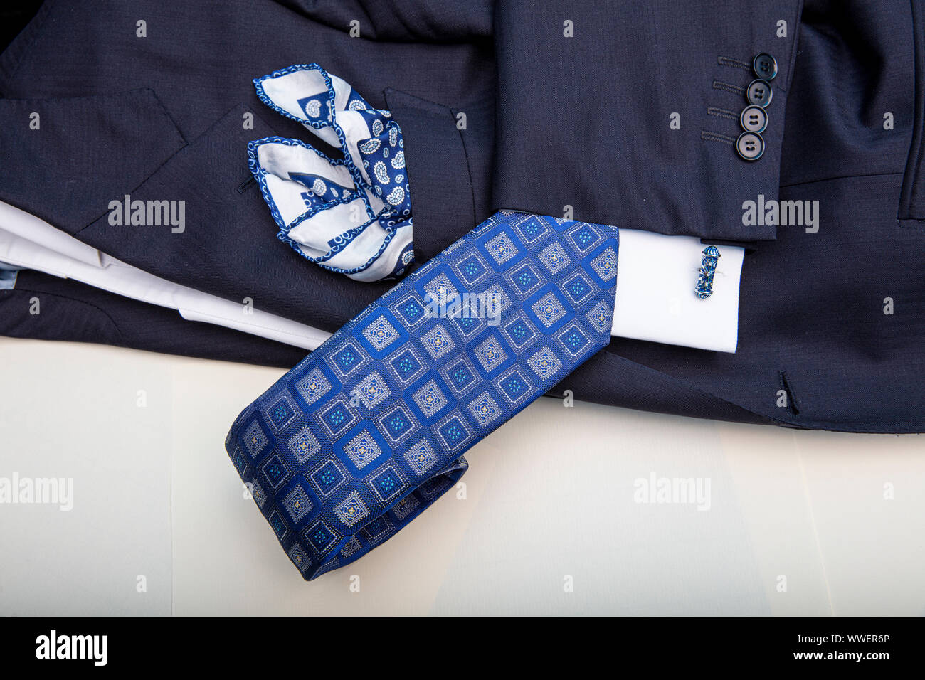 Il lusso di abbigliamento uomo accessori. Blue collection, giacca, gemelli,  cravatta e fazzoletto. La Festa del Papà e il giorno di San Valentino del  concetto Foto stock - Alamy