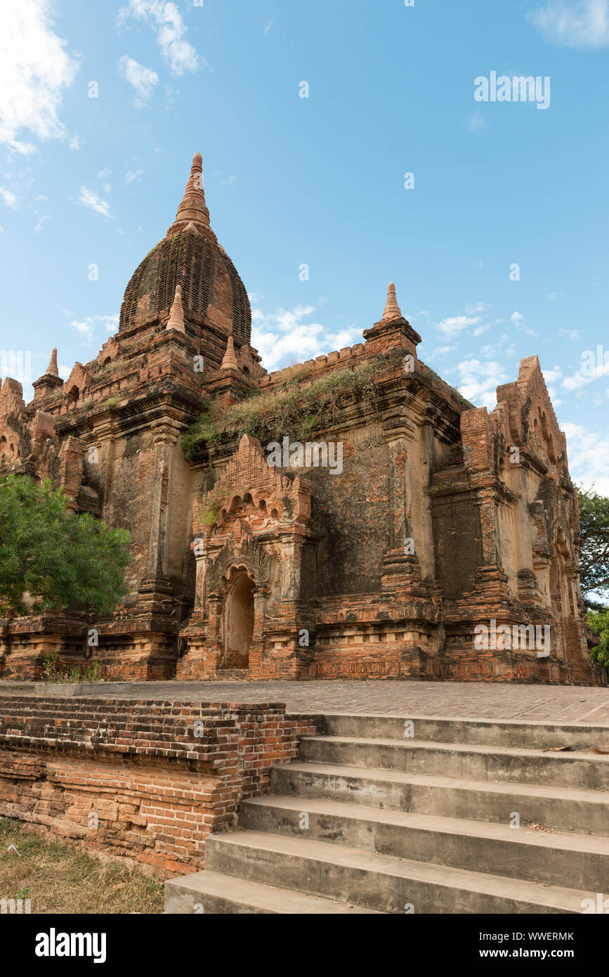 Immagine verticale di incredibile tempio buddista a Bagan parco archeologico in Myanmar Foto Stock
