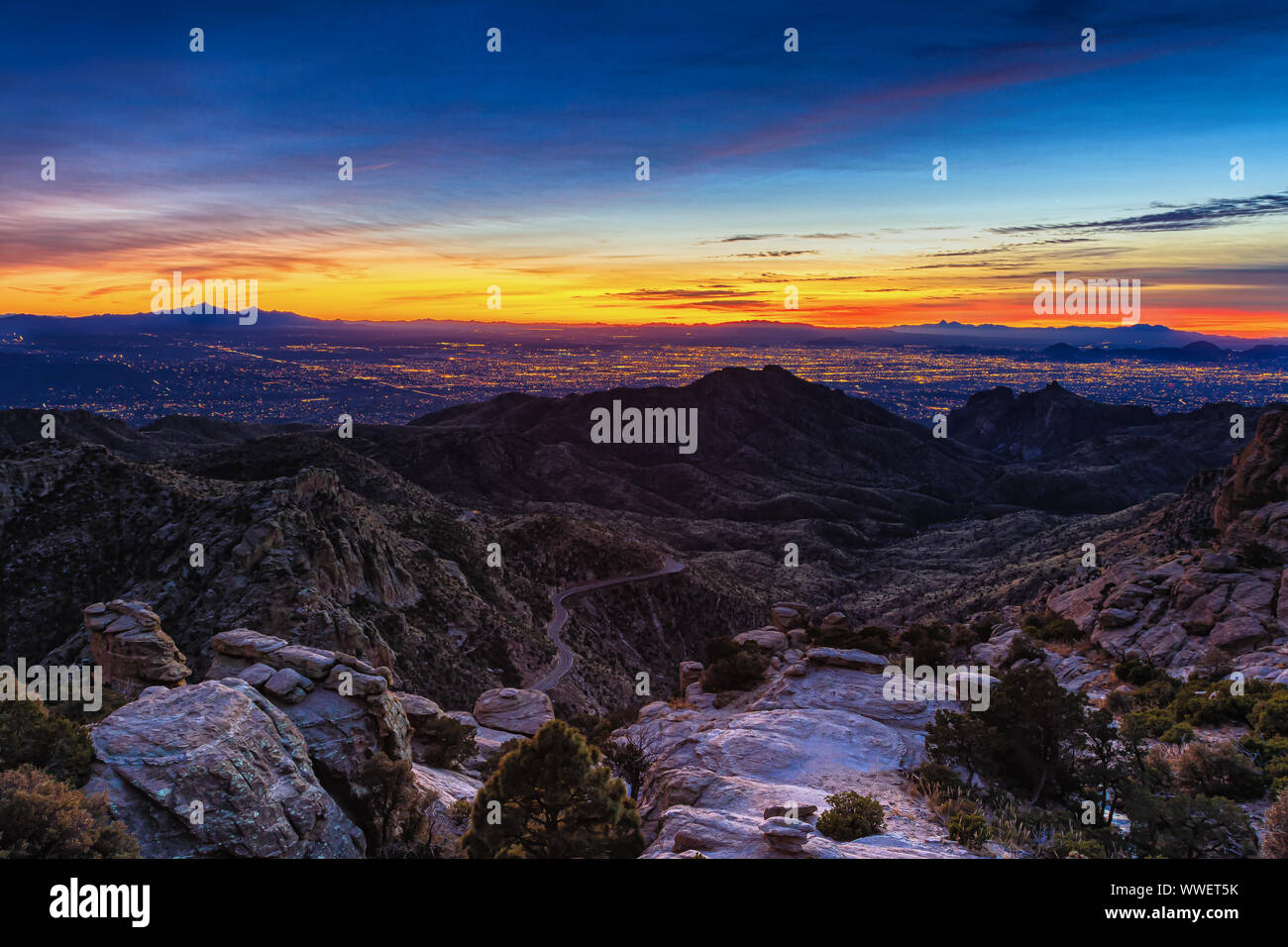 Tramonto dal Catalina montagne che si affacciano le luci della città di Tucson, Arizona Foto Stock
