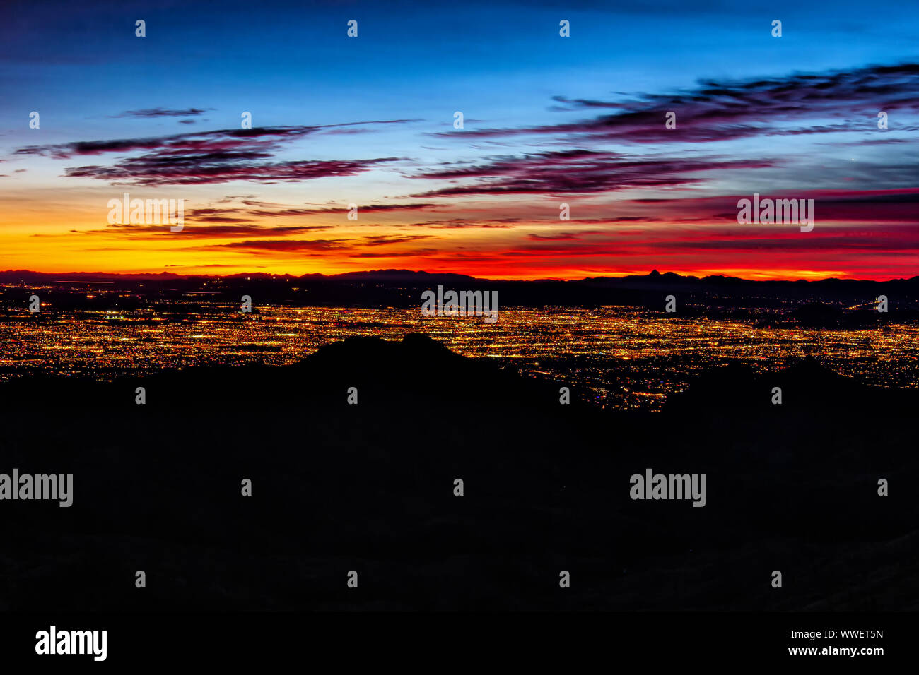 Colori eccezionali al tramonto con le luci della città di Tucson da Catalina Highway. Foto Stock