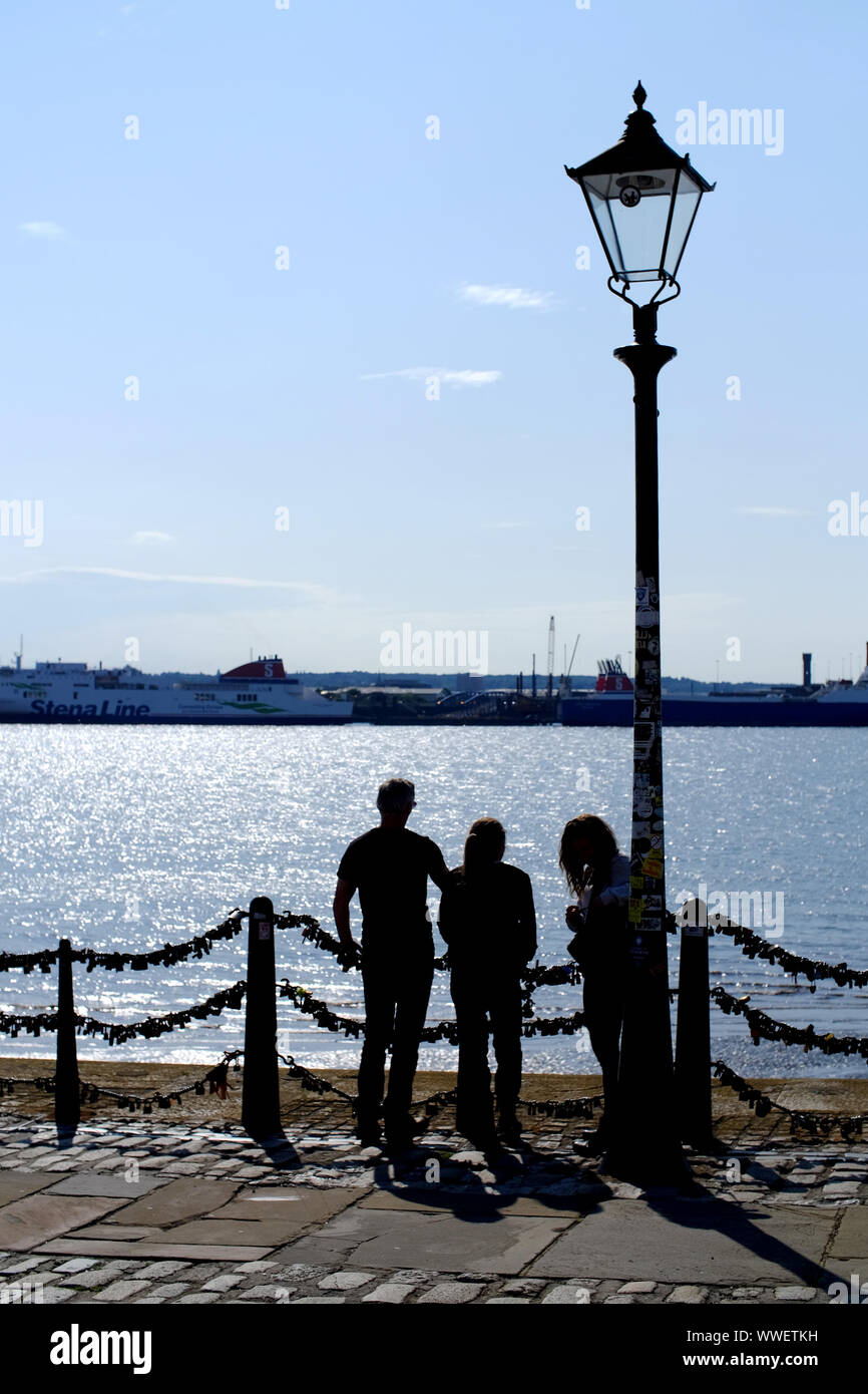 La gente che si affaccia sul fiume Mersey, Liverpool, Regno Unito Foto Stock