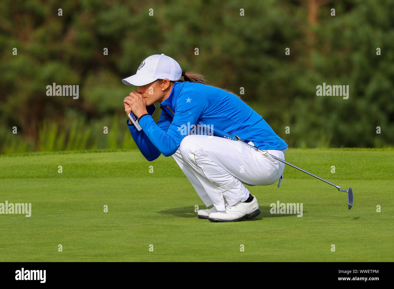 Gleneagles Regno Unito. Il 15 settembre 2019. Il giorno della finale alla Solheim Cup (Europa vs USA) era la tradizionale singole partite e il primo match per essere riprodotto è stato CARLOTA CIGANDA (Europa) vs DANIELL KANG (USA) e concludere con un ultimo putt da SUZANN PETTERSEN (Europa) a vincere la coppa per l'Europa da un punto. Azahara Munoz esaminato la linea pputting sul thrird verde. Credito: Findlay / Alamy News Foto Stock
