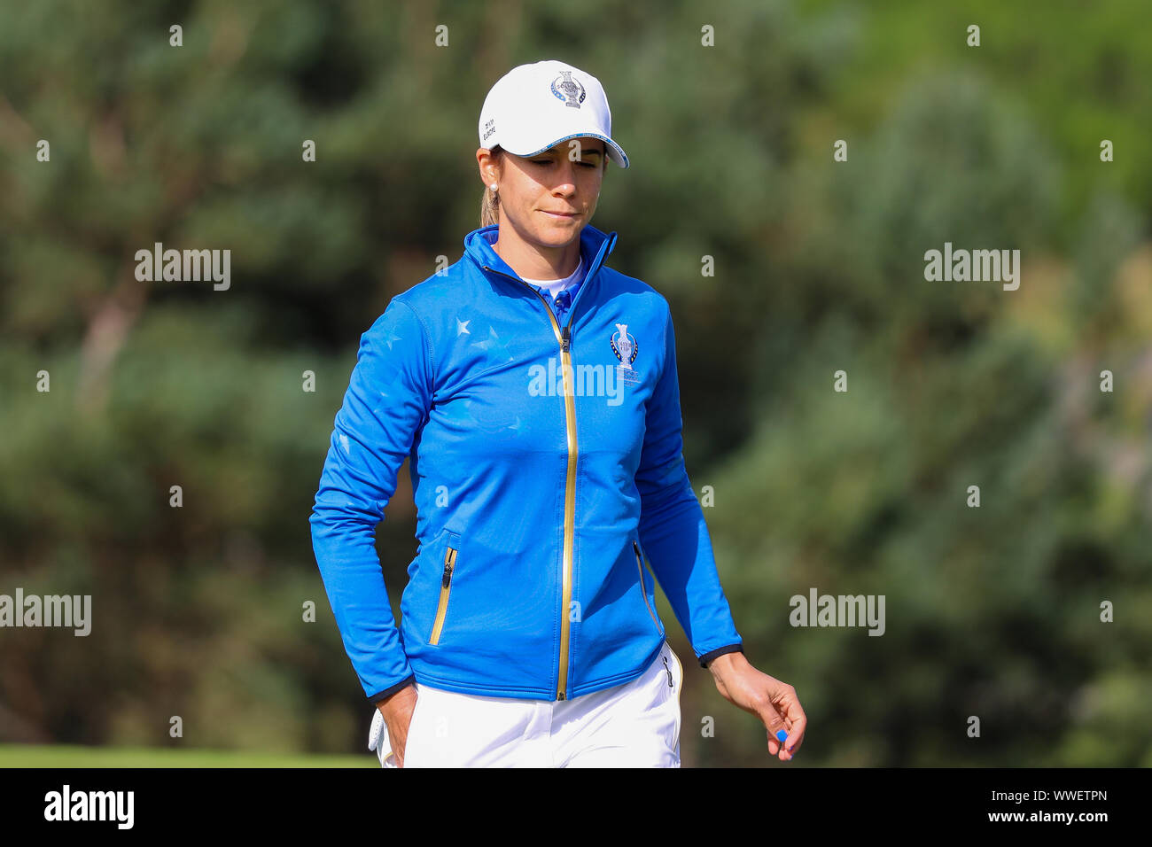 Gleneagles Regno Unito. Il 15 settembre 2019. Il giorno della finale alla Solheim Cup (Europa vs USA) era la tradizionale singole partite e il primo match per essere riprodotto è stato CARLOTA CIGANDA (Europa) vs DANIELL KANG (USA) e concludere con un ultimo putt da SUZANN PETTERSEN (Europa) a vincere la coppa per l'Europa da un punto. Azahara Munoz camminando sul quarto fairway. Credito: Findlay / Alamy News Foto Stock