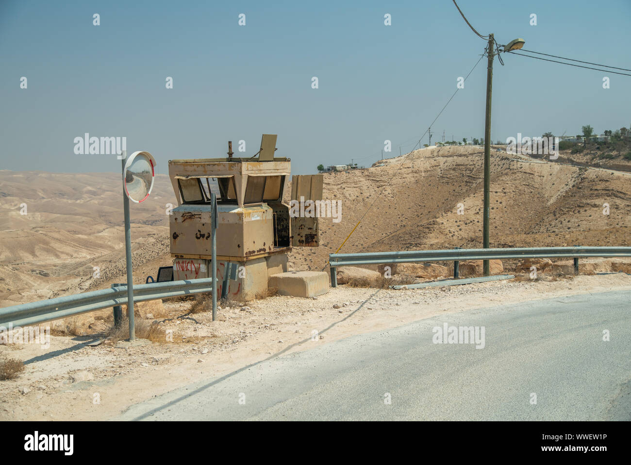 Israele - 30 agosto 2019 : piccoli a prova di proiettile stazione militare nei pressi di nuova costruzione di insediamento Foto Stock