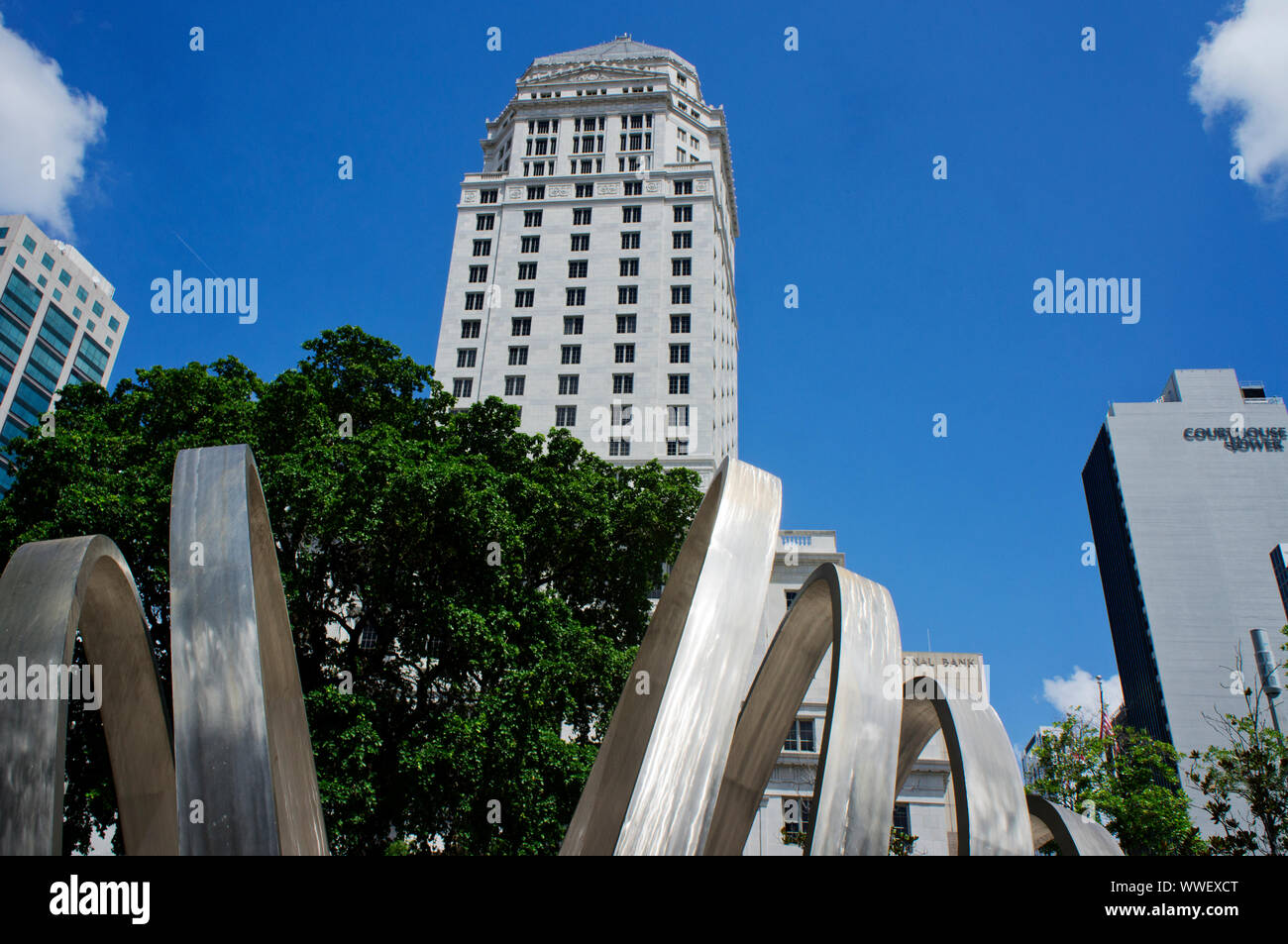 Vista del centro storico di Miami-Dade County Courthouse edificio (centro) in Downtown Miami, Florida Foto Stock