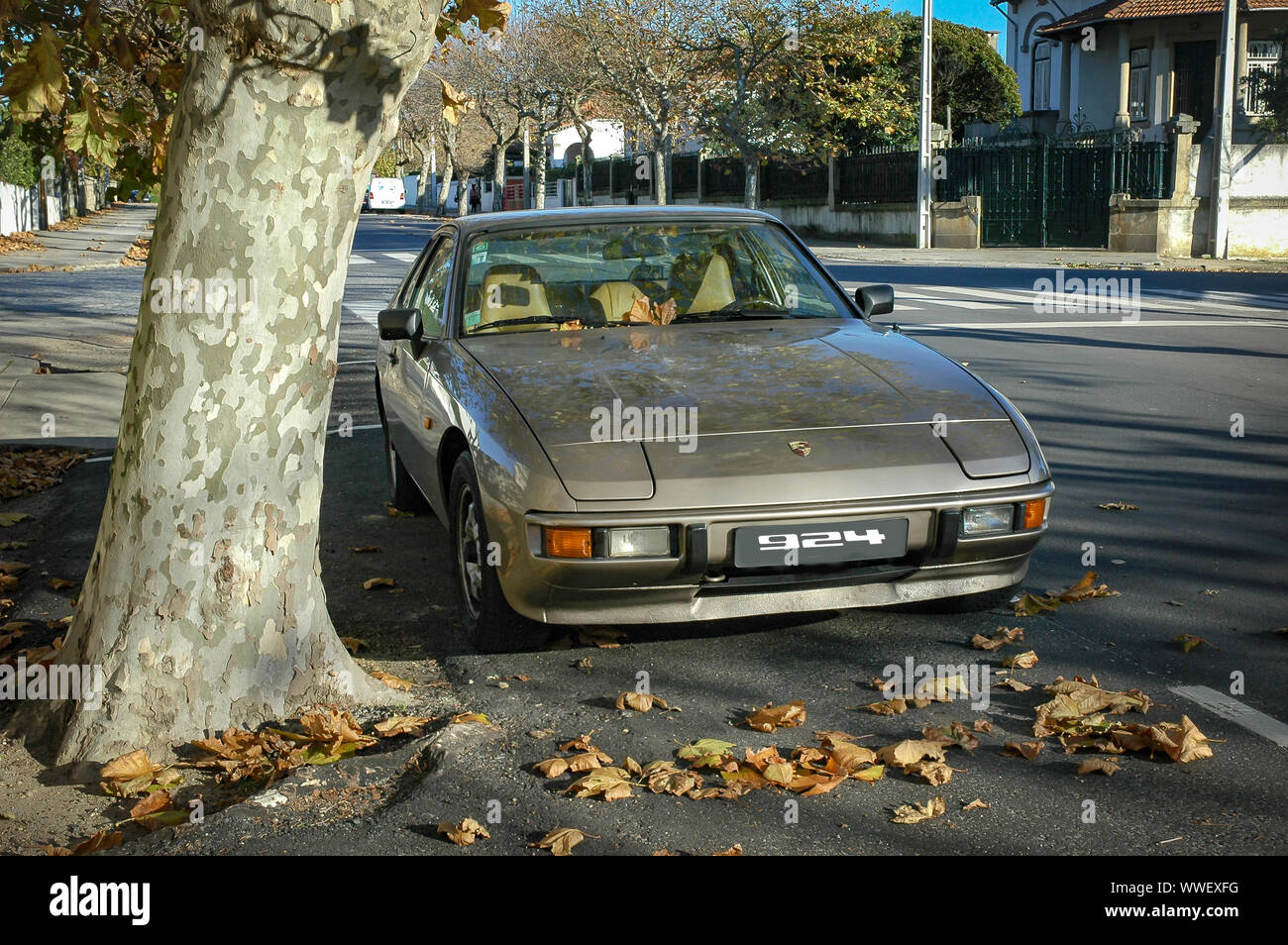 Porsche 924 vicino a tree Foto Stock