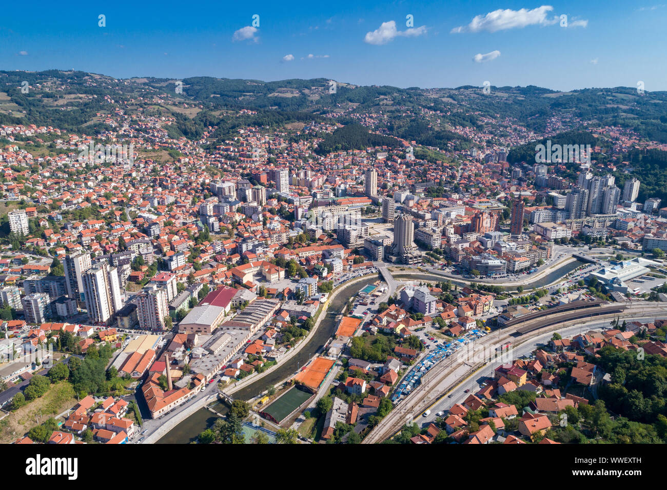 Antenna fuco vista città Uzice, città in Serbia, Balcani, Europa Foto Stock