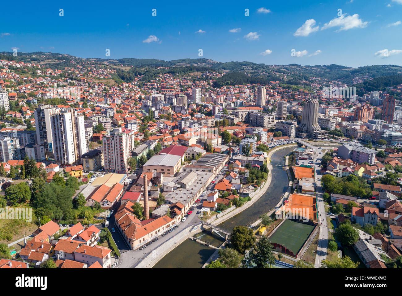 Antenna fuco vista città Uzice, città in Serbia, Balcani, Europa Foto Stock