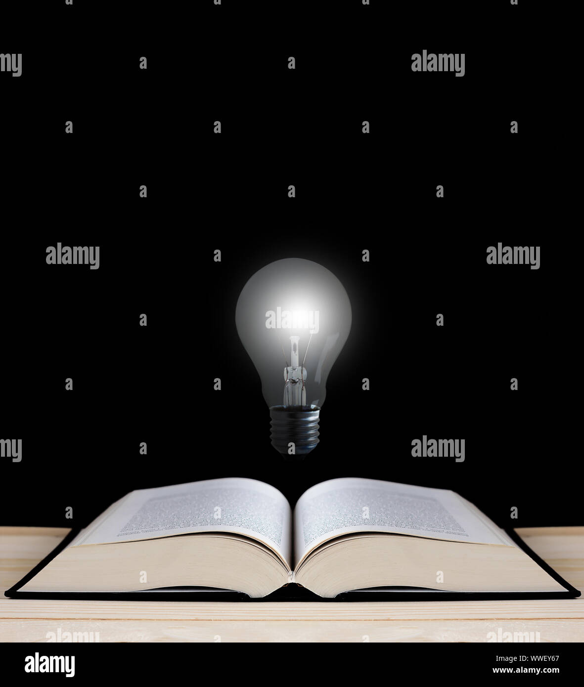 Il concetto di istruzione, knowledge management, lampadina e libro aperto sulla lavagna sfondo Foto Stock
