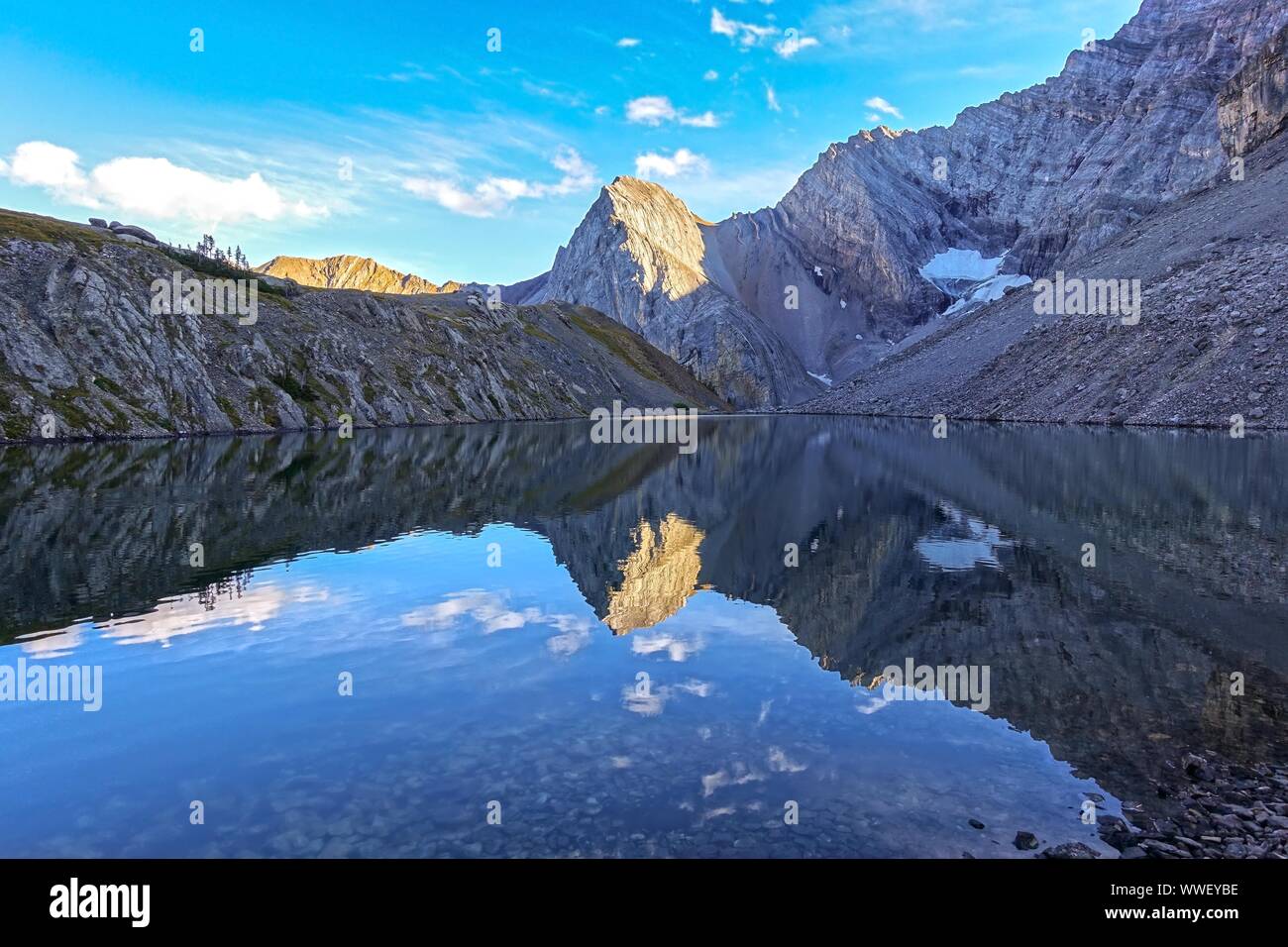 Simmetria nella Natura lago di montagna riflessione acqua calma Kananaskis Paese paesaggio autunnale Alberta colline ai piedi delle Montagne Rocciose Canadesi Foto Stock