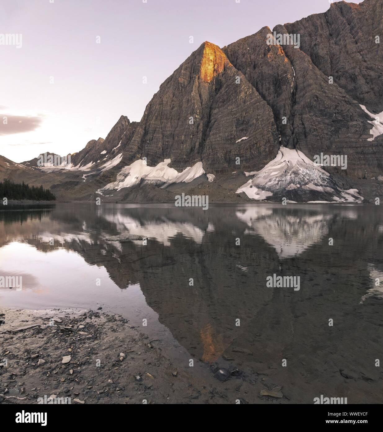 Paesaggio verticale zona selvaggia montagna alpina di riflessione candelette di acqua calma Floe Lago Kootenay Parco Nazionale delle Montagne Rocciose Canadesi Foto Stock
