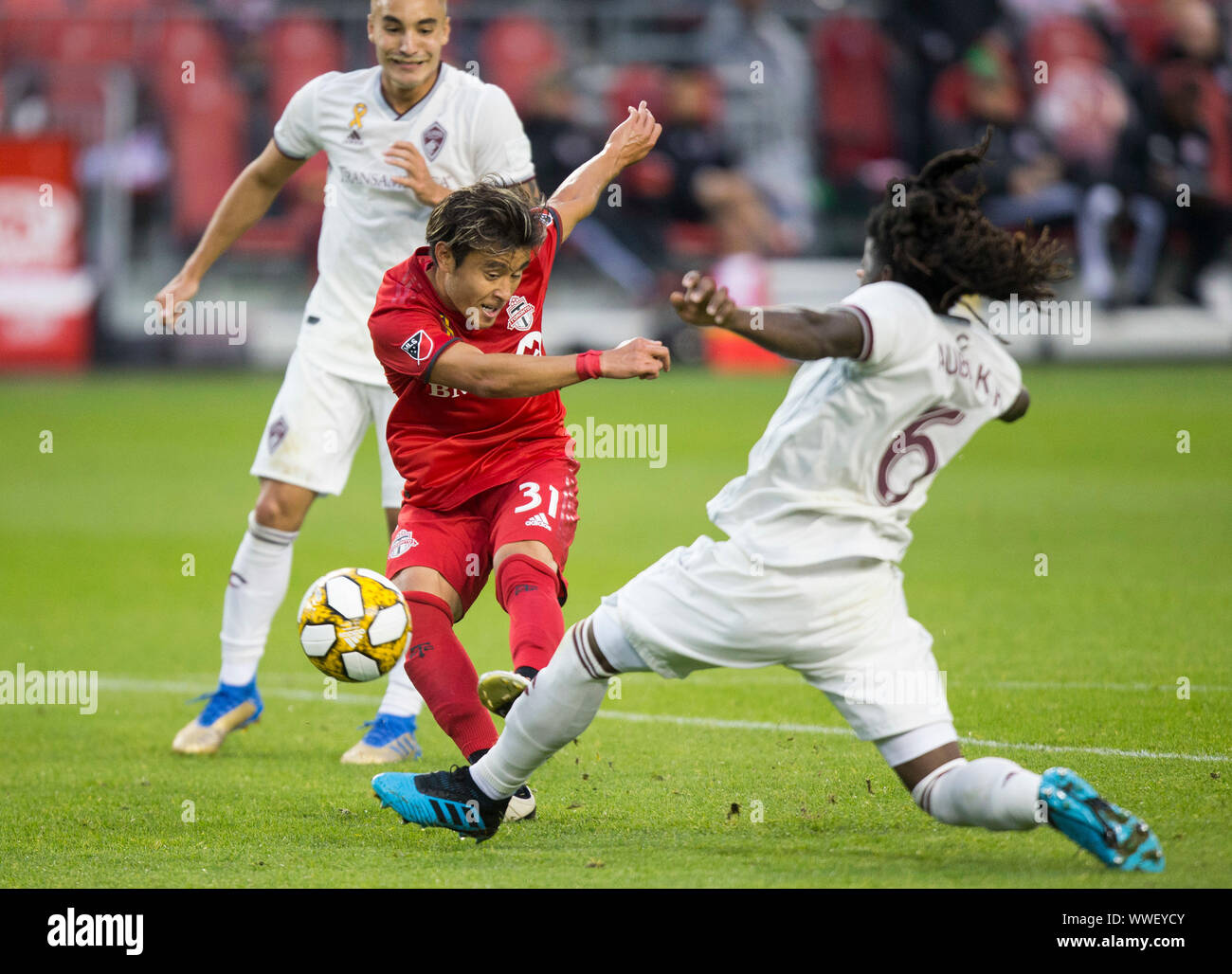 Toronto, Canada. Xv Sep, 2019. Tsubasa Endoh (C) di Toronto FC germogli durante la loro 2019 Major League Soccer(MLS) corrispondono al BMO Field di Toronto, Canada, Sett. 15, 2019. Toronto FC ha vinto 3-2. Credito: Zou Zheng/Xinhua Foto Stock