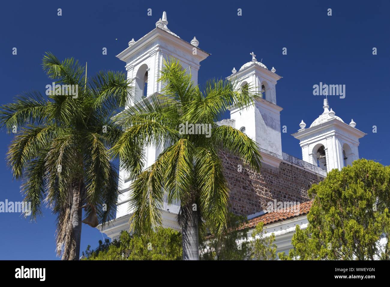 Vista posteriore di Iglesia di Santa Lucia, un bianco coloniale cattedrale sulla piazza principale nel centro città americana Suchitoto, El Salvador Foto Stock
