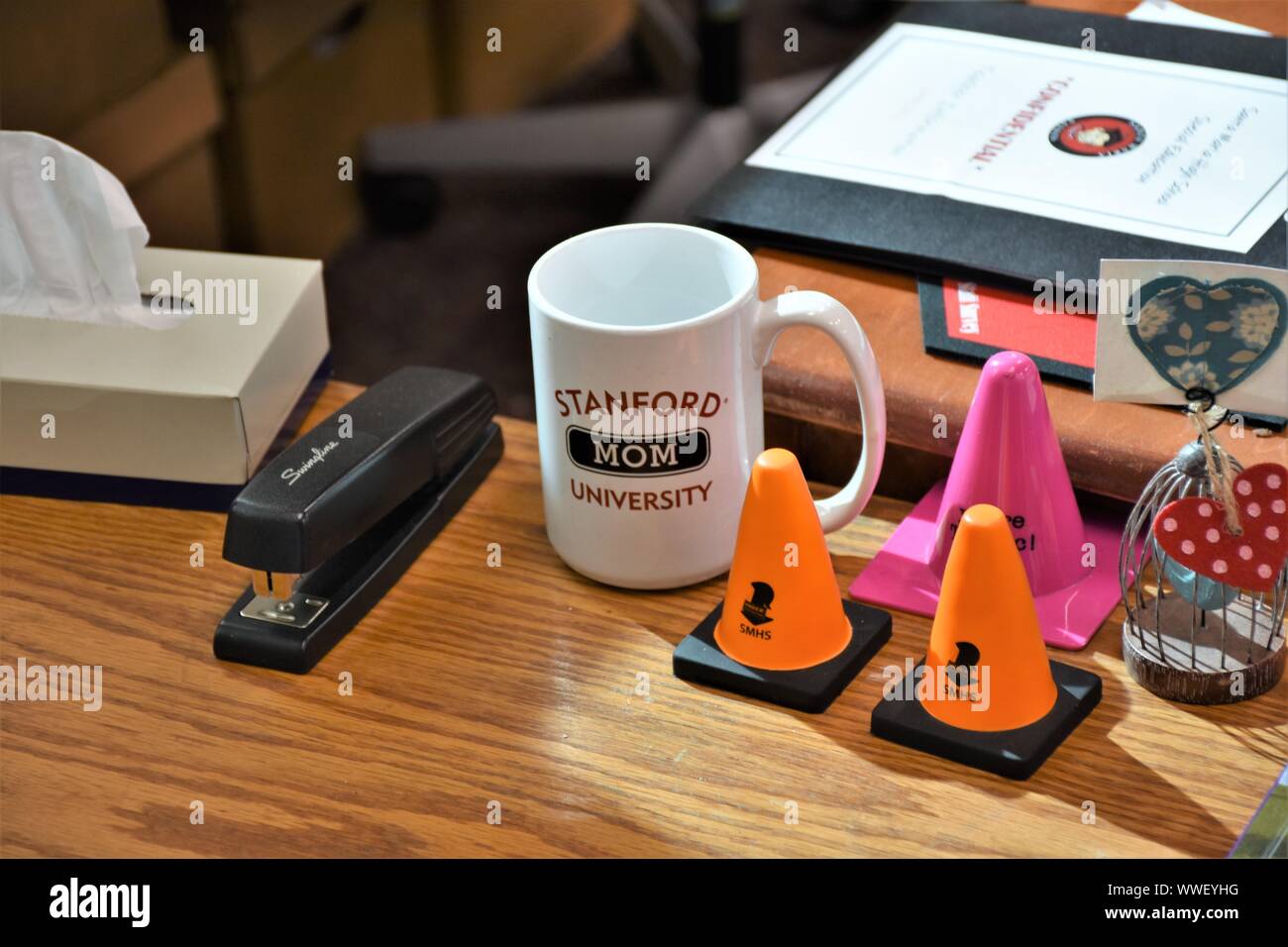 Tazza da caffè della Stanford University sulla scrivania degli insegnanti Foto Stock