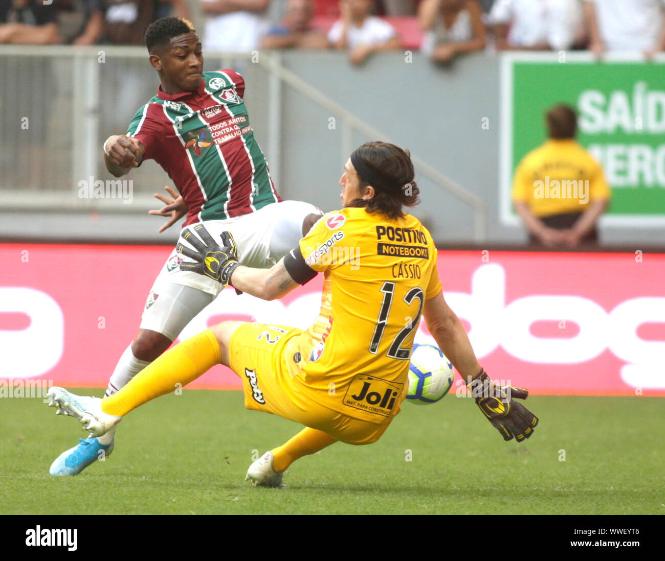 Brasilia, Brasile. Xv Sep, 2019. Alessandro Gonzales (L) del Fluminense germogli passato Corinzi' portiere Cassio durante il loro campionato brasiliano di calcio svoltasi presso il National Stadium di Brasilia, Brasile, sul Sett. 15, 2019. Credito: Lucio Tavora/Xinhua Foto Stock