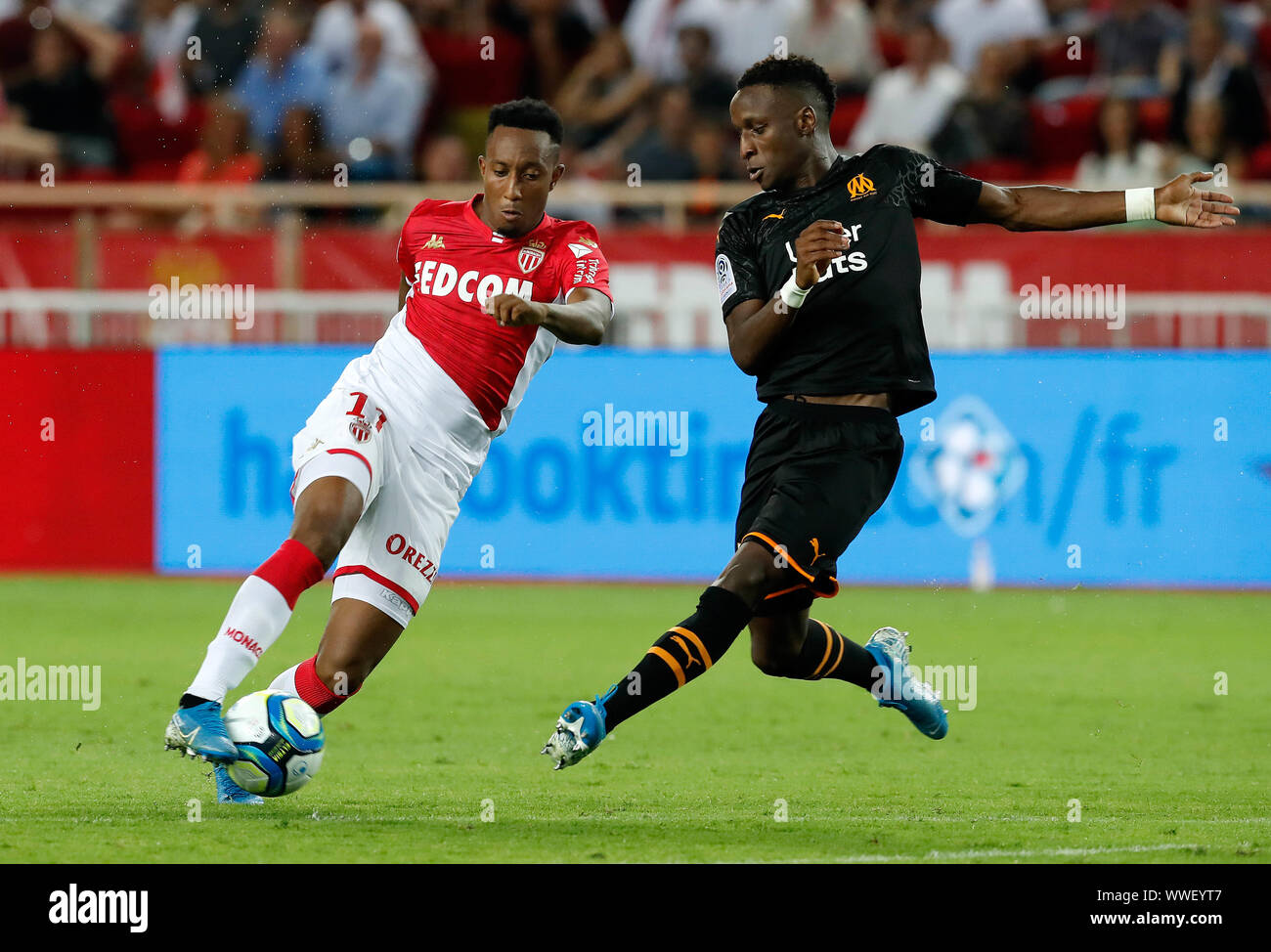 Il Principato di Monaco. Xvi Sep, 2019. Gelson Martins (L) di Monaco con vies Bouna Sarr di Olympique Marsiglia durante il French Ligue 1 corrispondenza tra come Monaco e Olympique Marsiglia nel Principato di Monaco, Sett. 16, 2019. Credito: Franck Pinaro/Xinhua Foto Stock