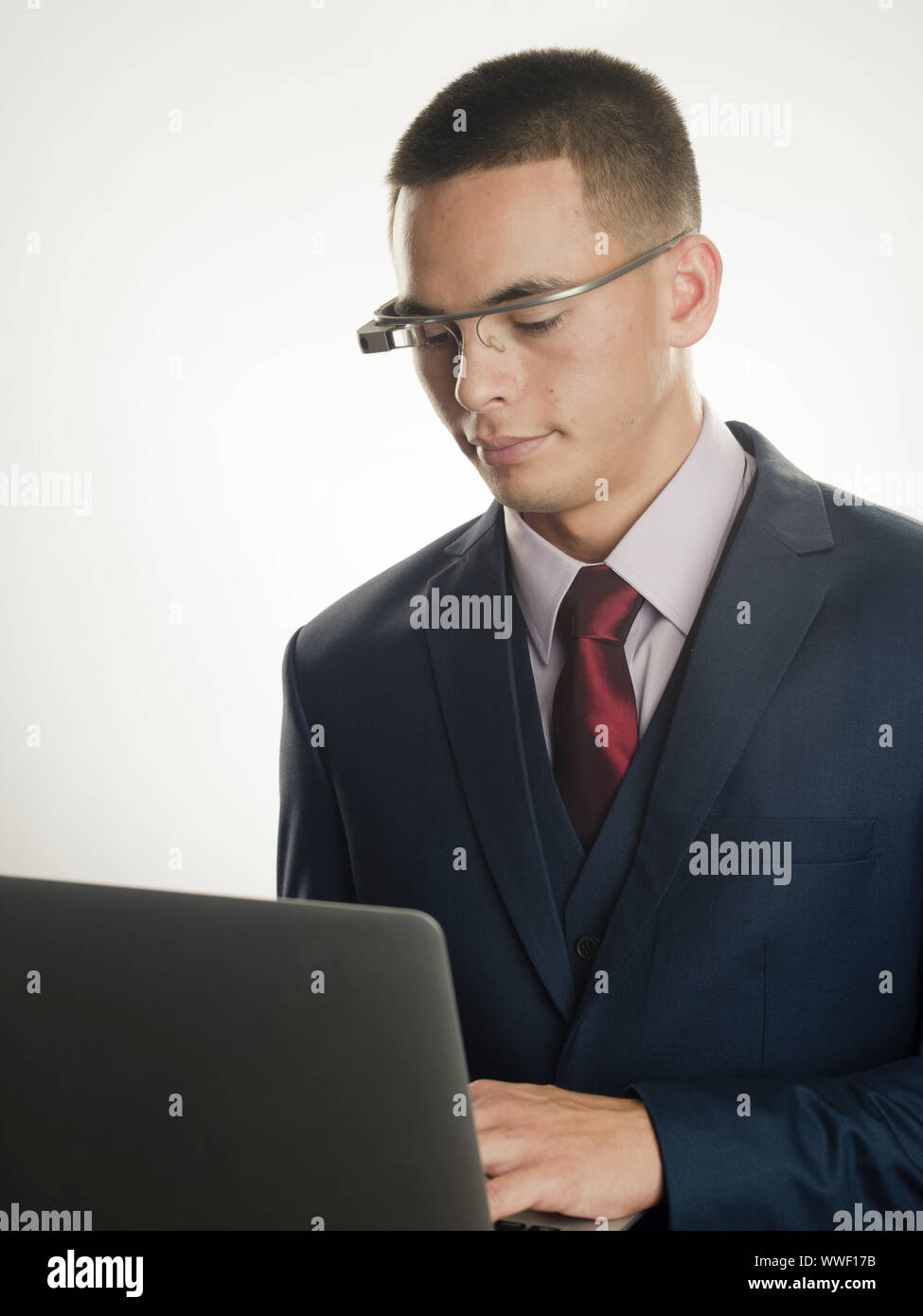 Google vetro Bicchieri smart-una testa ottica-display montato utilizzato in un ambiente aziendale Foto Stock