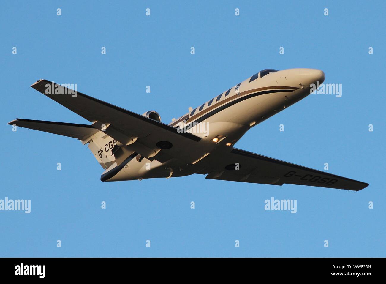 G-CGSB, un Cessna 525un CitationJet 2 operati da Air Charter Scozia, uscire da Prestwick International Airport in Ayrshire. Foto Stock