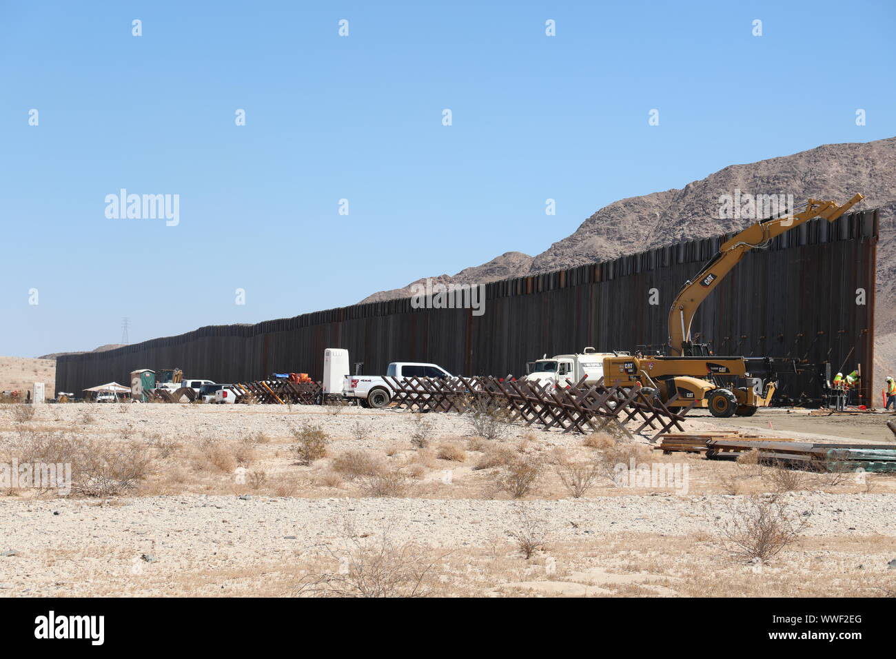 Vista completa della nuova barriera di confine installazione completata attraverso sett. 12, 2019 vicino a El Centro in California Questi progetti sono in corso di esecuzione da USACE, come diretto attraverso gli Stati Uniti Esercito dal Segretario della Difesa, in risposta al Dipartimento di Sicurezza della richiesta di assistenza per proteggere gli Stati Uniti frontiera meridionale bloccando i trafficanti di droga nei corridoi attraverso la costruzione di strade e di recinti, e l'installazione dei dispositivi di illuminazione sotto il titolo 10, Sezione 284 DEGLI STATI UNITI Codice. E DoD USACE sono esecuzione di questi progetti a sostegno degli Stati Uniti Delle dogane e della protezione delle frontiere. Foto Stock