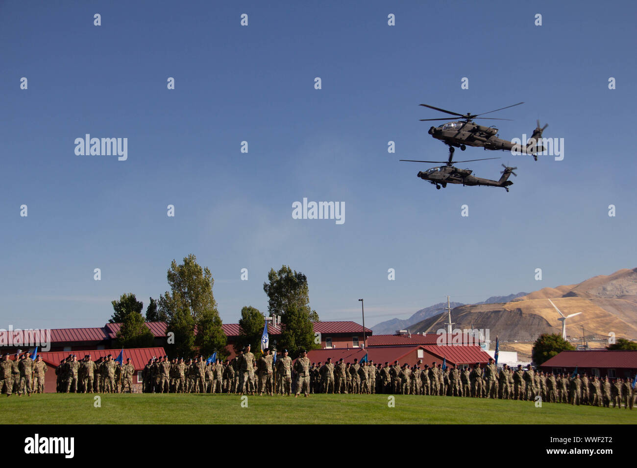 AH-1 Apache sorvolare la formazione durante i governatori giorno. Oltre 7.000 aria e l esercito nazionale Guardsman cadde in formazione sul campo Tarbet Sep.14, 2019, a Camp Williams, Utah per il sessantacinquesimo governatori annuale cerimonia della Giornata, uno di Utah tradizioni rende più fiero. (US Army foto di Sgt. Nathan Baker) Foto Stock