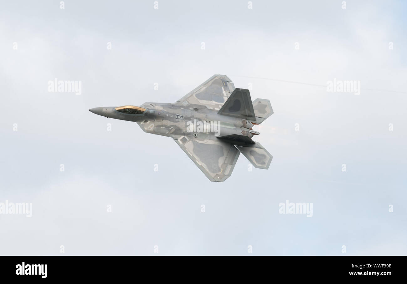 Un F-22 Raptor vola oltre la folla durante il 2019 Thunder oltre Dover Air Show, Sett. 14, 2019, alla Dover Air Force Base, Del. F-22 Raptor Demo Team viaggia all'aria mostra espone le funzionalità del mondo premier 5a generazione fighter. (U.S. Air Force Foto di Roland Balik) Foto Stock