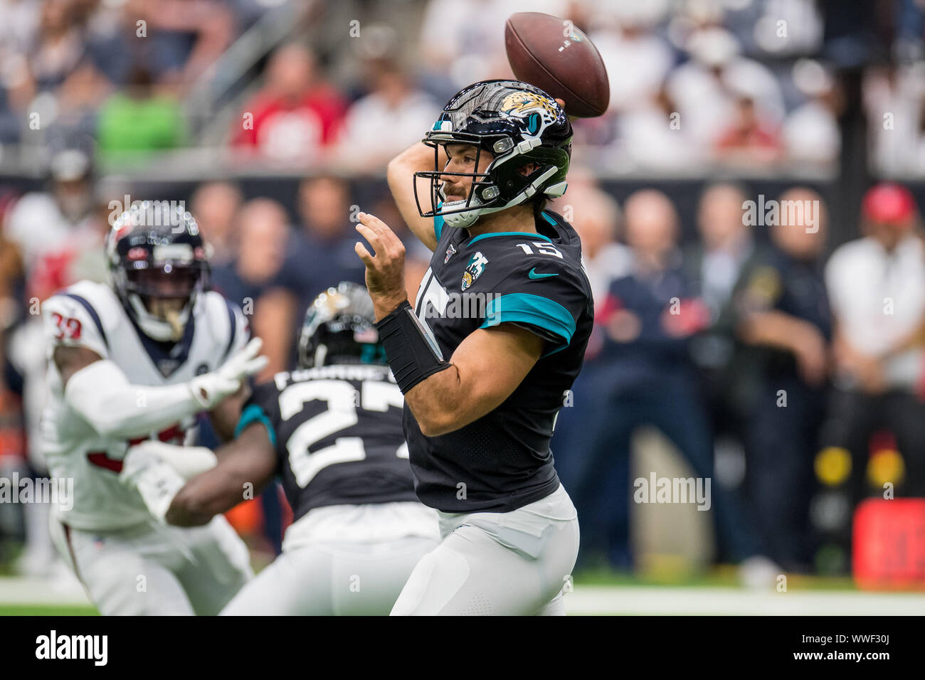 Houston, TX, Stati Uniti d'America. Xv Sep, 2019. Jacksonville Jaguars quarterback Minshew Gardner (15) genera un pass durante il primo trimestre di NFL di una partita di calcio tra Jacksonville Jaguars e Houston Texans al NRG Stadium di Houston, TX. I Texans hanno vinto il gioco 13 a 12.Trask Smith/CSM/Alamy Live News Foto Stock