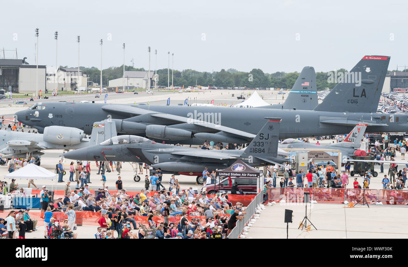 2019 Thunder oltre Dover Air Show di spettatori a piedi intorno a numerosi aeromobili sett. 14, 2019, alla Dover Air Force Base, Del. questo anno di open house hanno mostrato la capacità di Air Force aviazione e celebrato il rapporto di lunga data con la locale comunità di Dover. (U.S. Air Force Foto di Roland Balik) Foto Stock