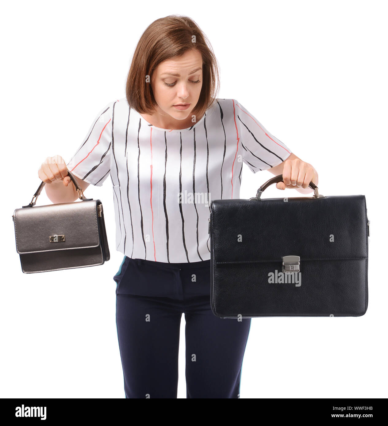 Triste imprenditrice con diverse borse su sfondo bianco. Concetto di equilibrio tra il lavoro e il tempo libero Foto Stock